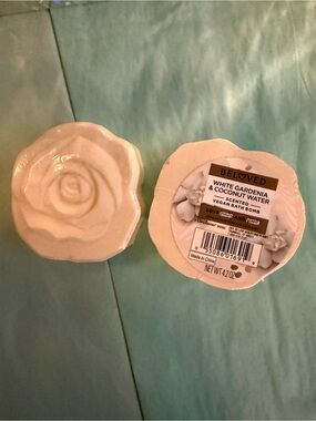 Beloved White Gardenia & Coconut Water Vegan Bath Bomb - White